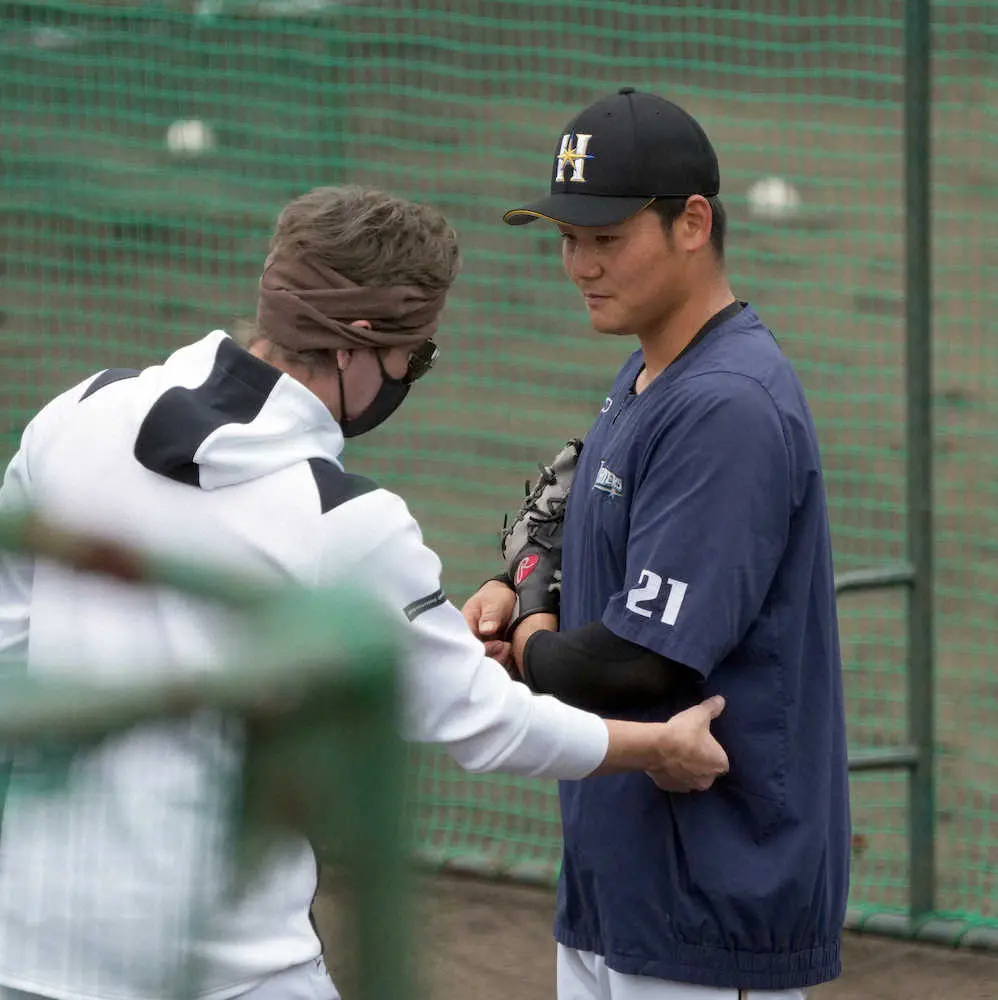 清宮を指導する新庄監督